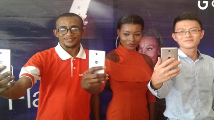 (L-r): Somoye Habeeb, marketing director for Gionee Nigeria; Bolarinde Damilola, ‘product face’ and Chen Lei, group chief executive officer of Gionee, during the launch of Gionee S6s at Shoprite Ikeja, recently.